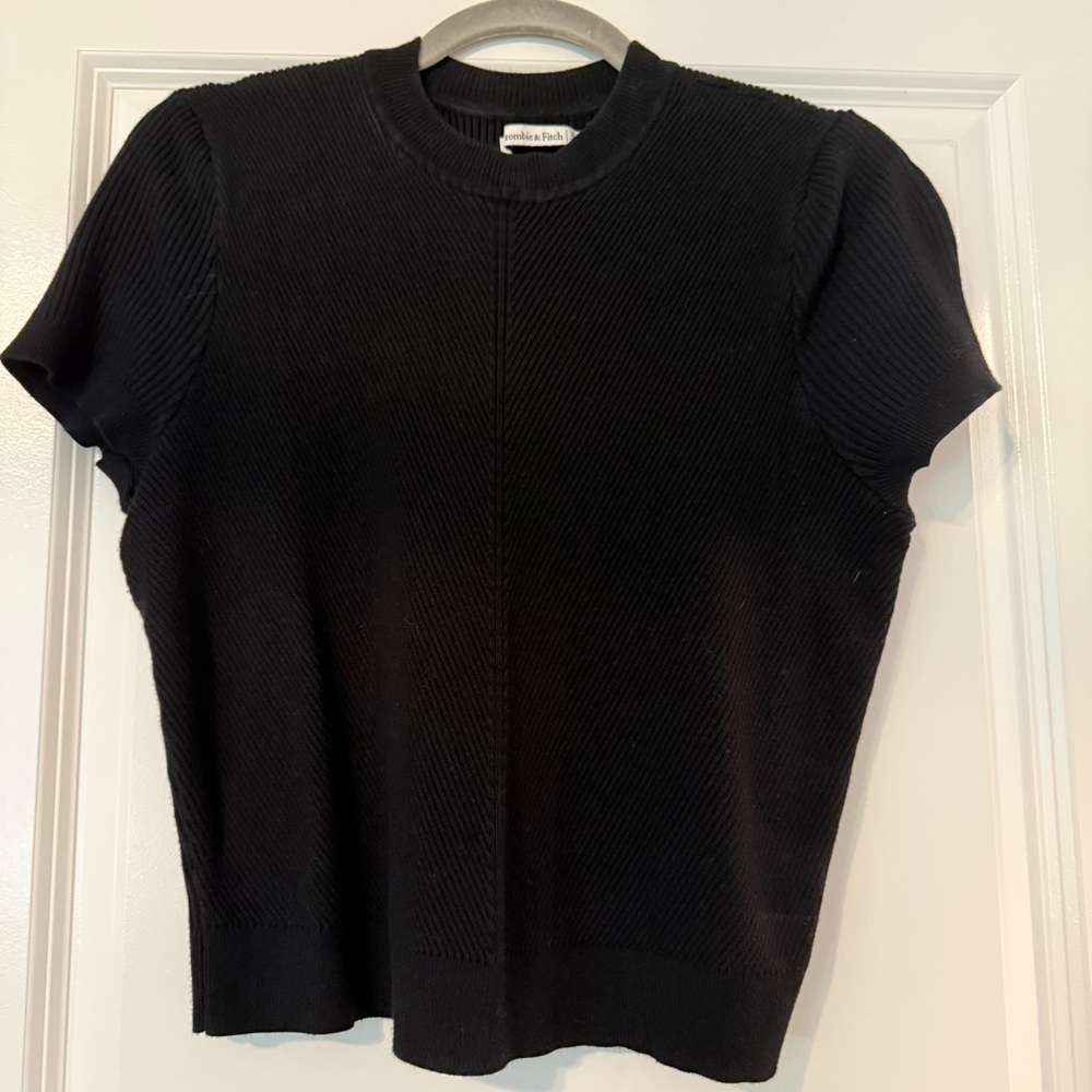 Abercrombie and Fitch Ribbed short sleeve sweater with mock neck. Size XL.